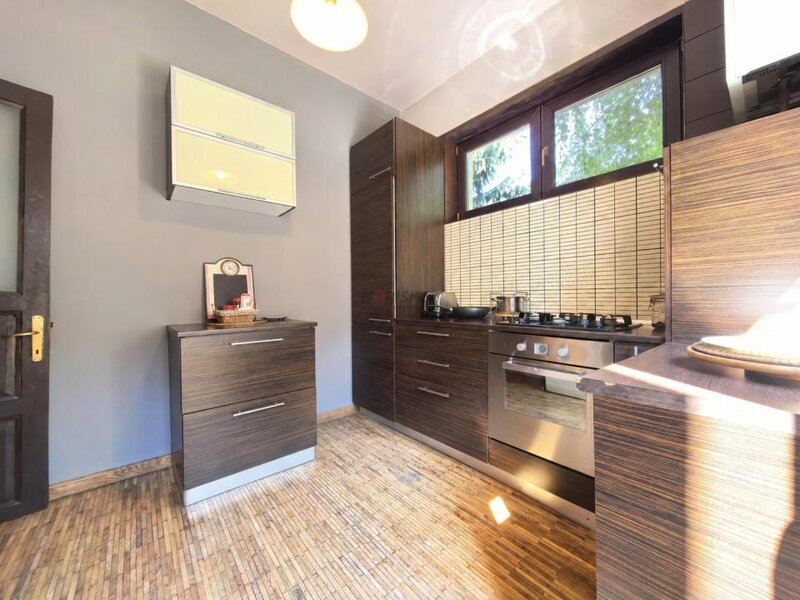 Domenii la 10 minute de metrou, mai mult decat un apartament: 188 mp si curte